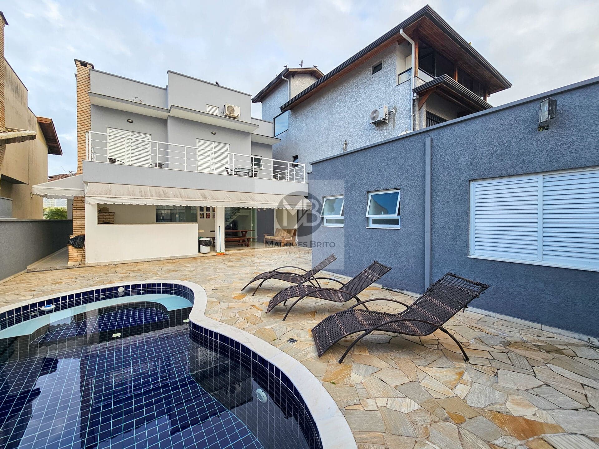 Casa alto padrão de 4 suites e piscina em condomínio fechado