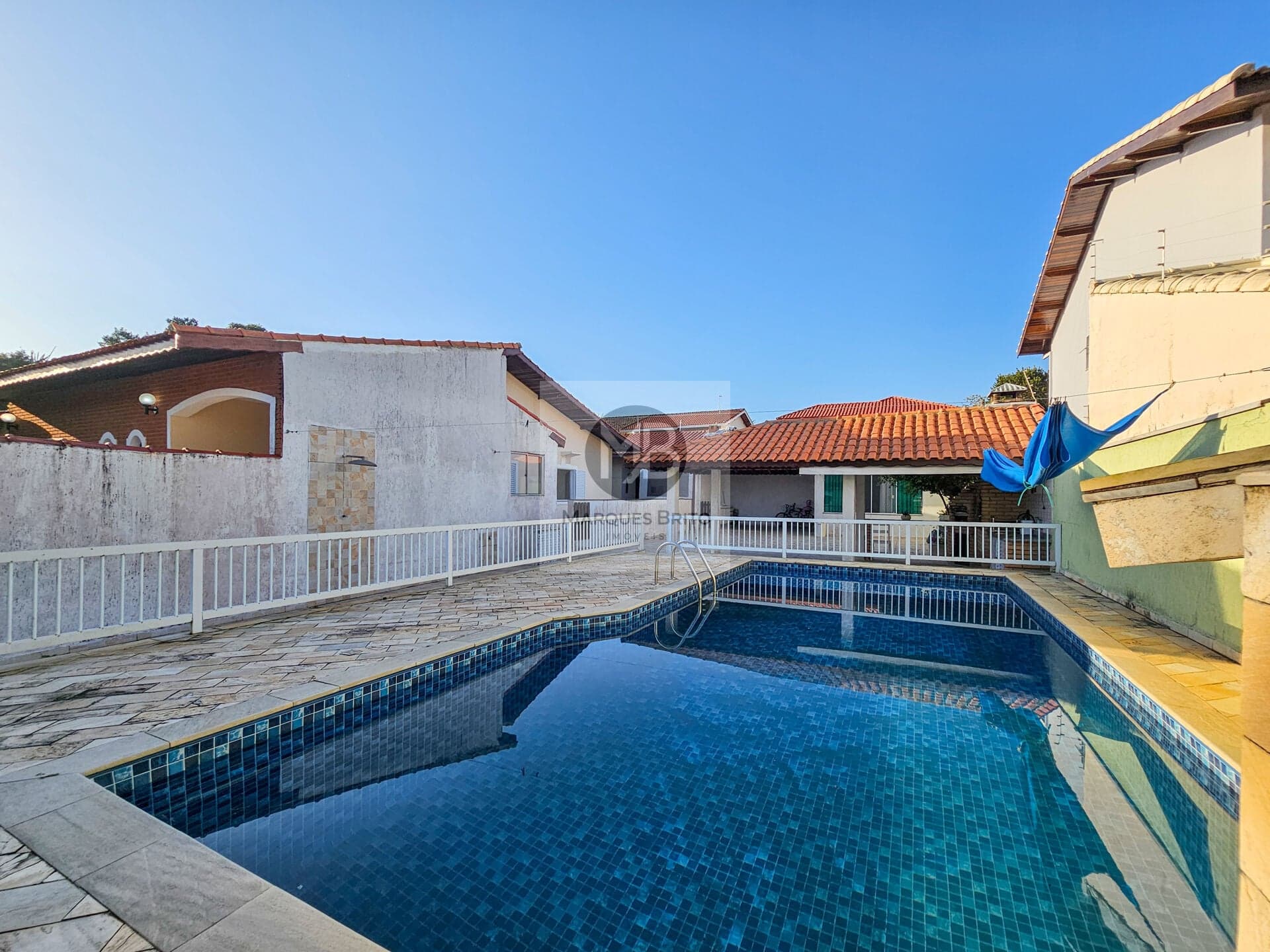 Casa de 2 lotes com 5 dormitórios e piscina