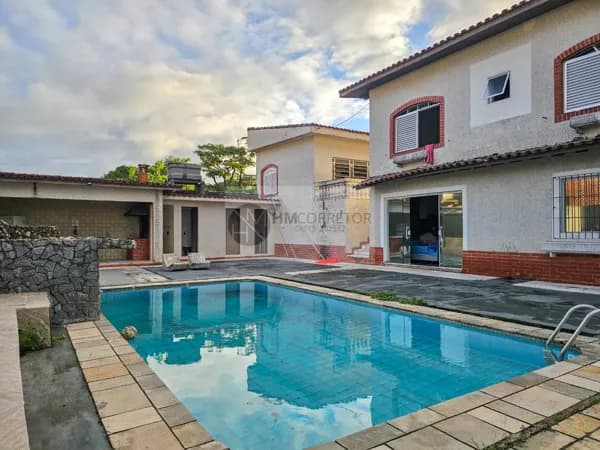 Casa de 3 lotes com piscina no centro