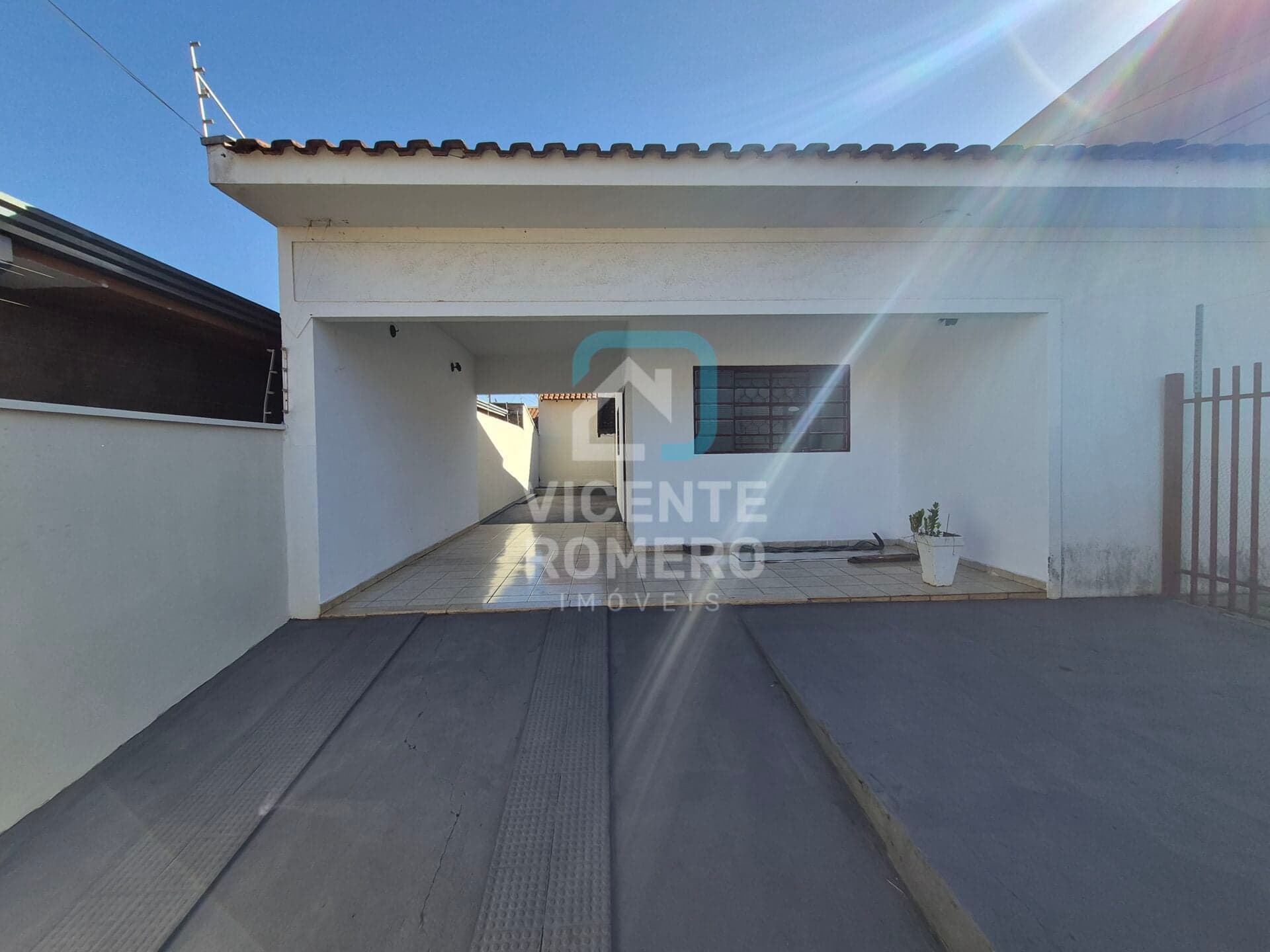 Casa Padrão Em Excelente Localização 2 Quartos 1 Banheiro 3 Vagas De Garagem