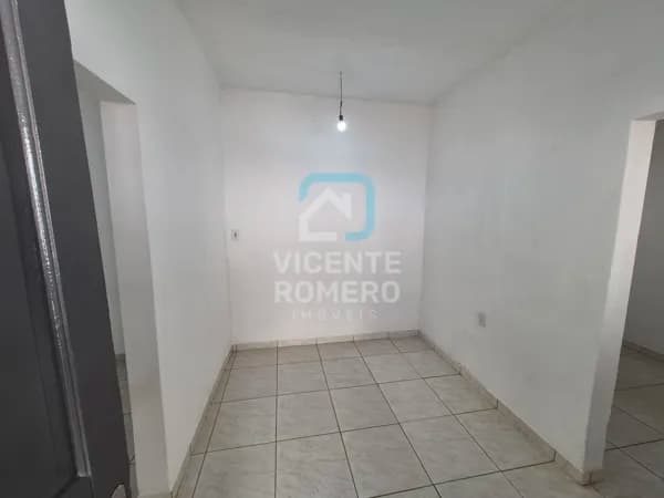 Casa Padrão De Rua SemTaxa De Condomínio Próximo a Basílica 1 Quarto 1 Cozinha 1 Banheiro 1 Sala 1 Vaga De Garagem