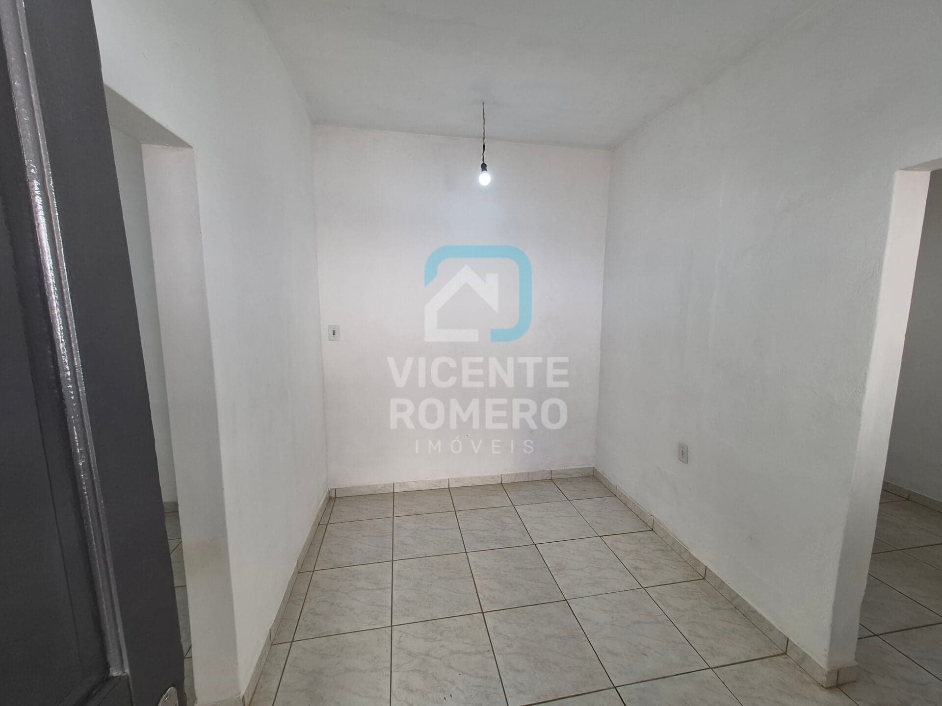 Casa Padrão De Rua SemTaxa De Condomínio Próximo a Basílica 1 Quarto 1 Cozinha 1 Banheiro 1 Sala 1 Vaga De Garagem