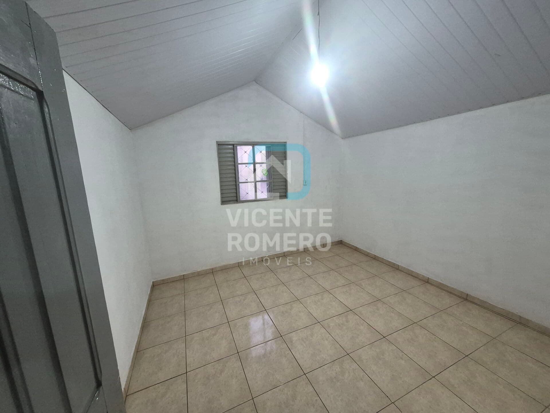 Casa Padrão De Rua SemTaxa De Condomínio Próximo a Basílica 1 Quarto 1 Cozinha 1 Banheiro 1 Sala 1 Vaga De Garagem
