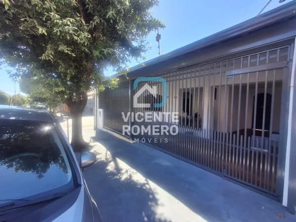 Casa Padrão Simples 2 Quartos 1 banheiro 2 vagas de garagem bom quintal forro piso e teto bem localizada