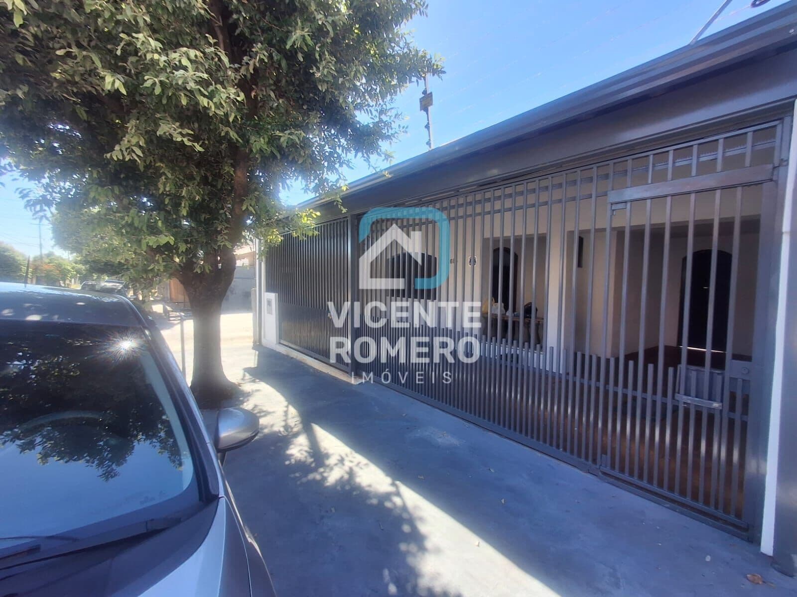 Casa Padrão Simples 2 Quartos 1 banheiro 2 vagas de garagem bom quintal forro piso e teto bem localizada