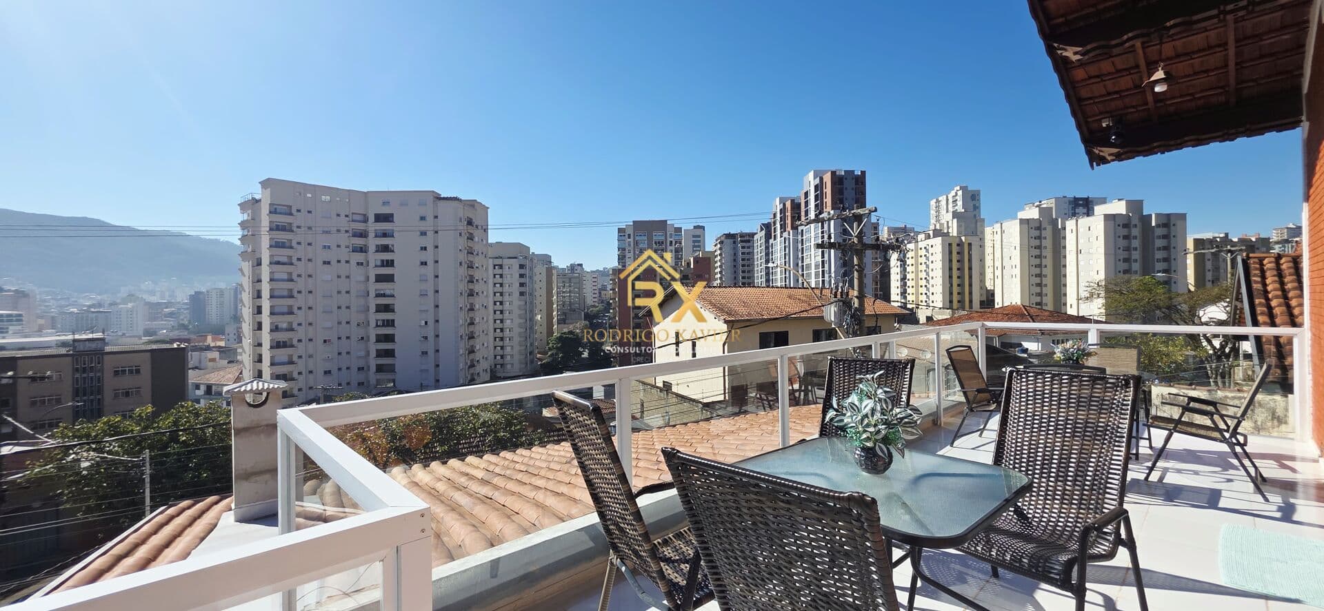 Casa com 4 quartos sendo 2 suítes em Jardim Santa Augusta a 3 minutuos do centro de Poços de Caldas/MG