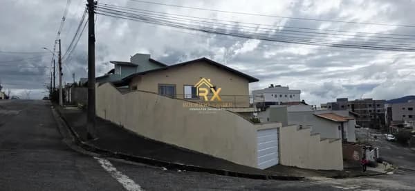 🏡 **Casa com 4 quartos sendo 2 suítes, à venda no Residencial Morumbi | Poços de Caldas**