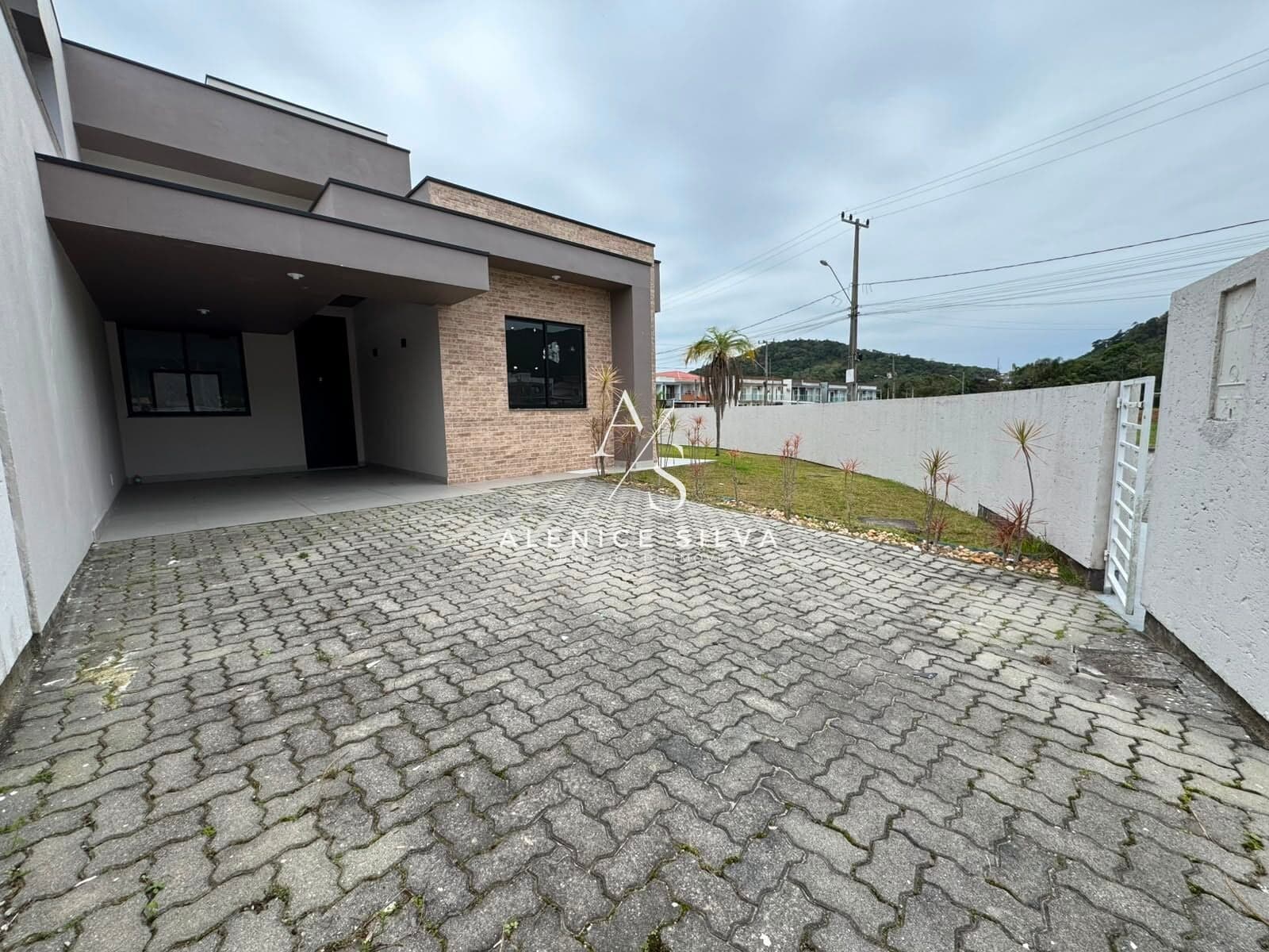 Casa 03 dormitórios sebdo um suite no bairro Sertão do Maruim, São José/SC
