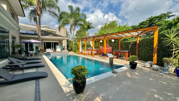 Maravilhosa casa, com terreno diferenciado!