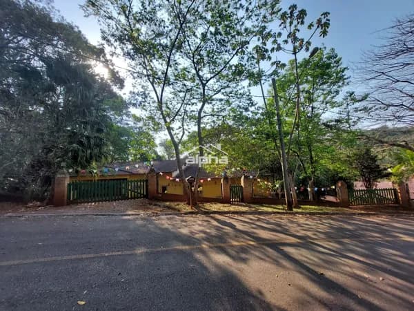 Linda casa em condomínio com integração total com a natureza!