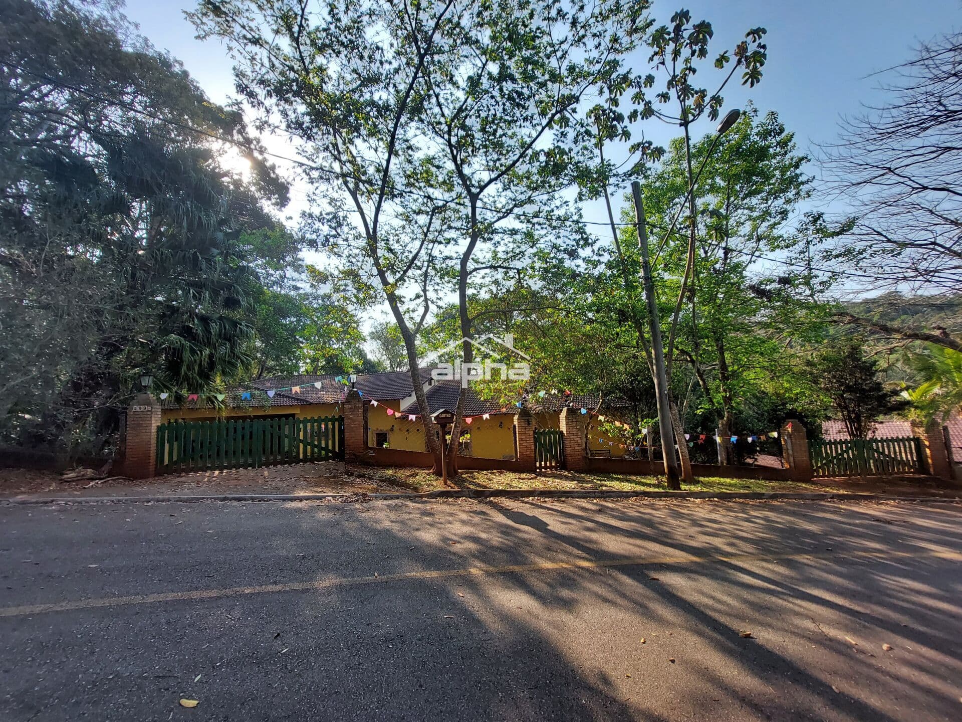 Linda casa em condomínio com integração total com a natureza!