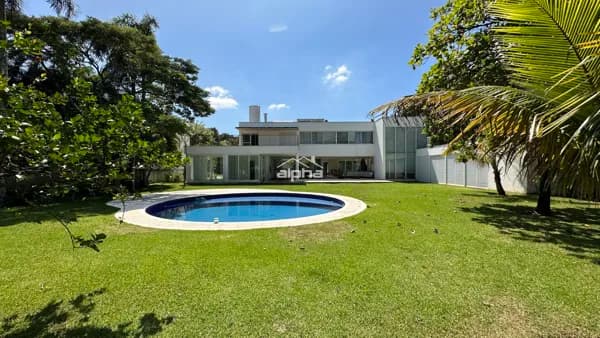 Maravilhosa casa, em um dos maiores terrenos do condomínio!