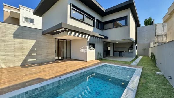 Recém construída, completa e com excelentes acabamentos