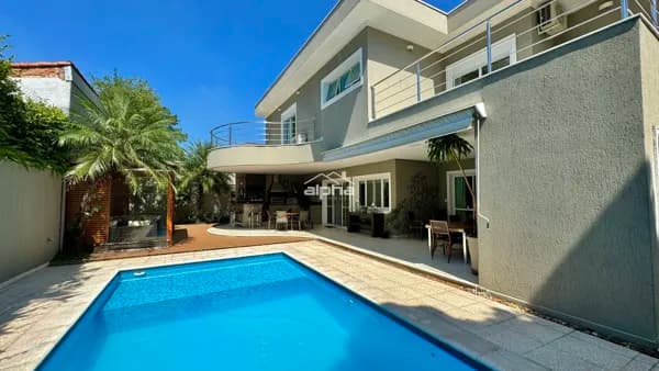 Maravilhosa casa em terreno diferenciado!