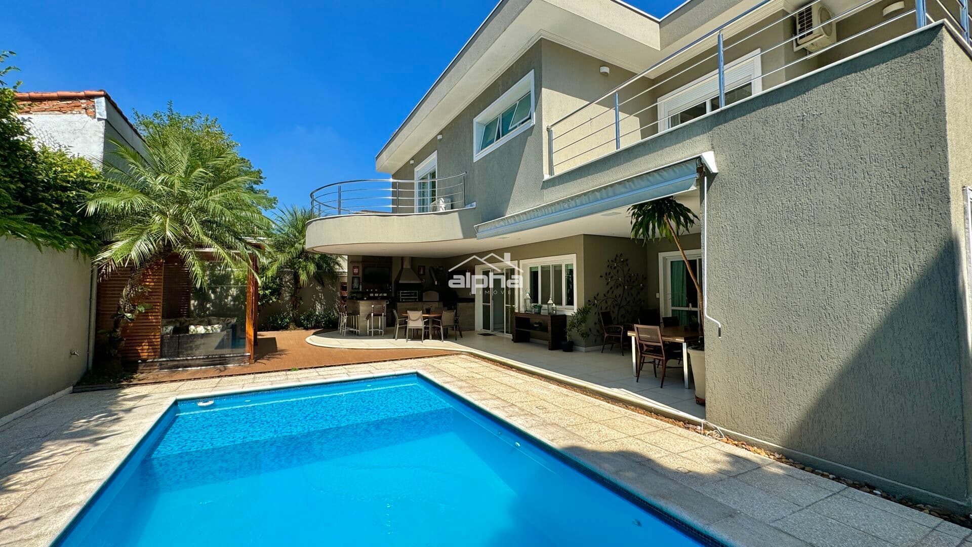 Maravilhosa casa em terreno diferenciado!