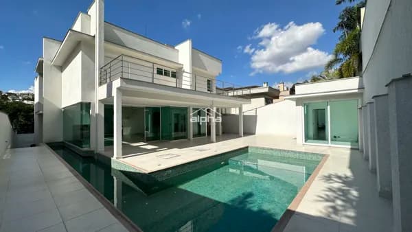 Linda casa, em excelente condomínio!