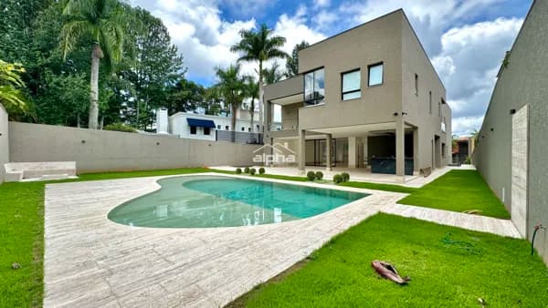 Recém construída, com acabamentos de altíssimo padrão
