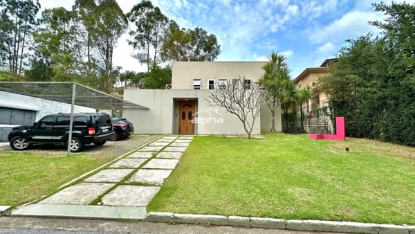 Linda casa, muito bem localizada!