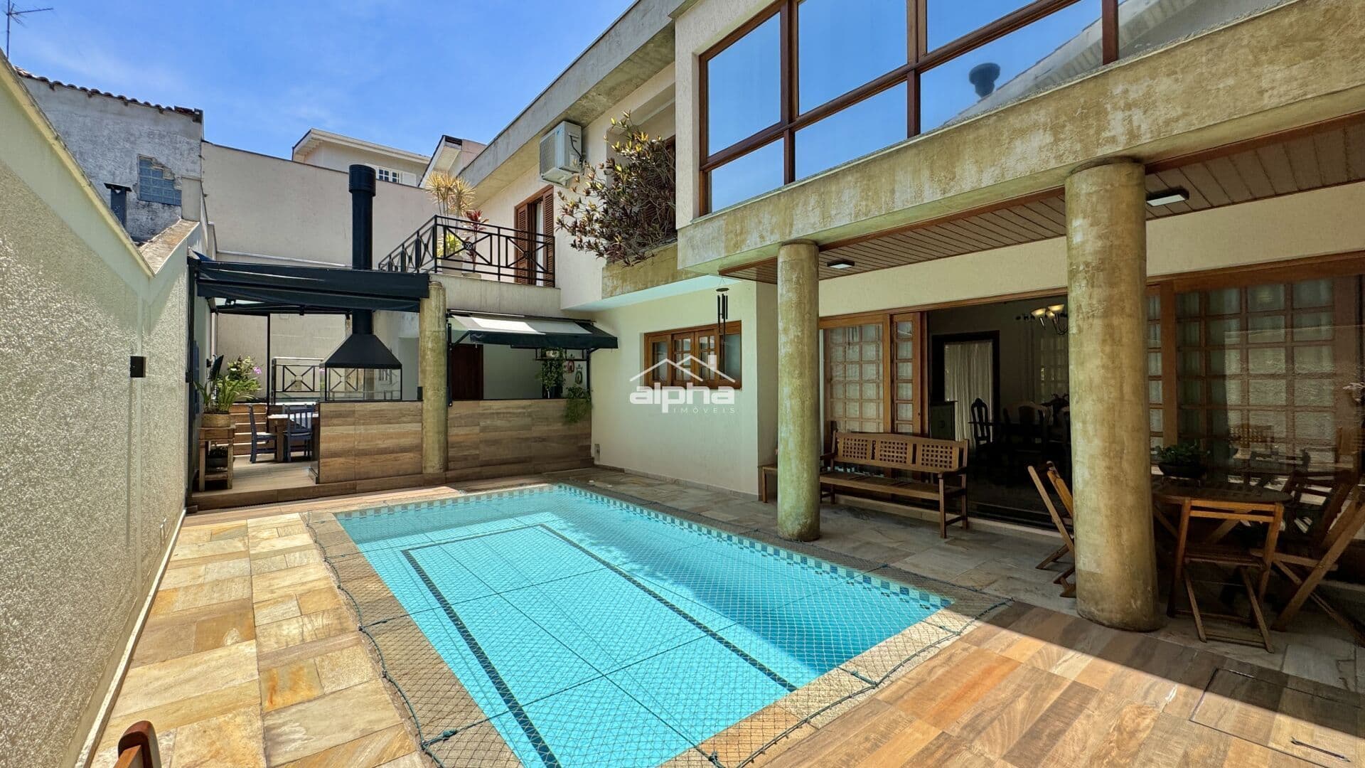 Linda casa em condomínio clube!