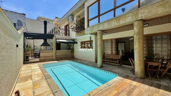 Linda casa em condomínio clube!