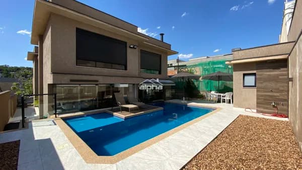 Linda casa, em excelente condomínio!