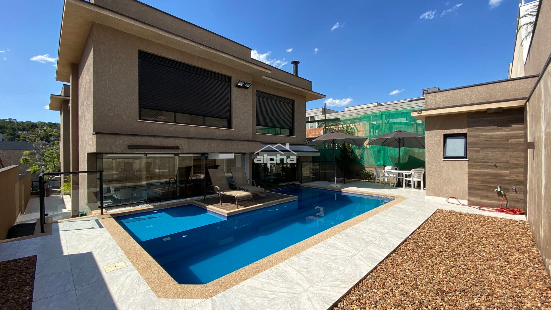 Linda casa, em excelente condomínio!