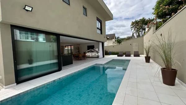 Recém construída, arquitetura moderna!