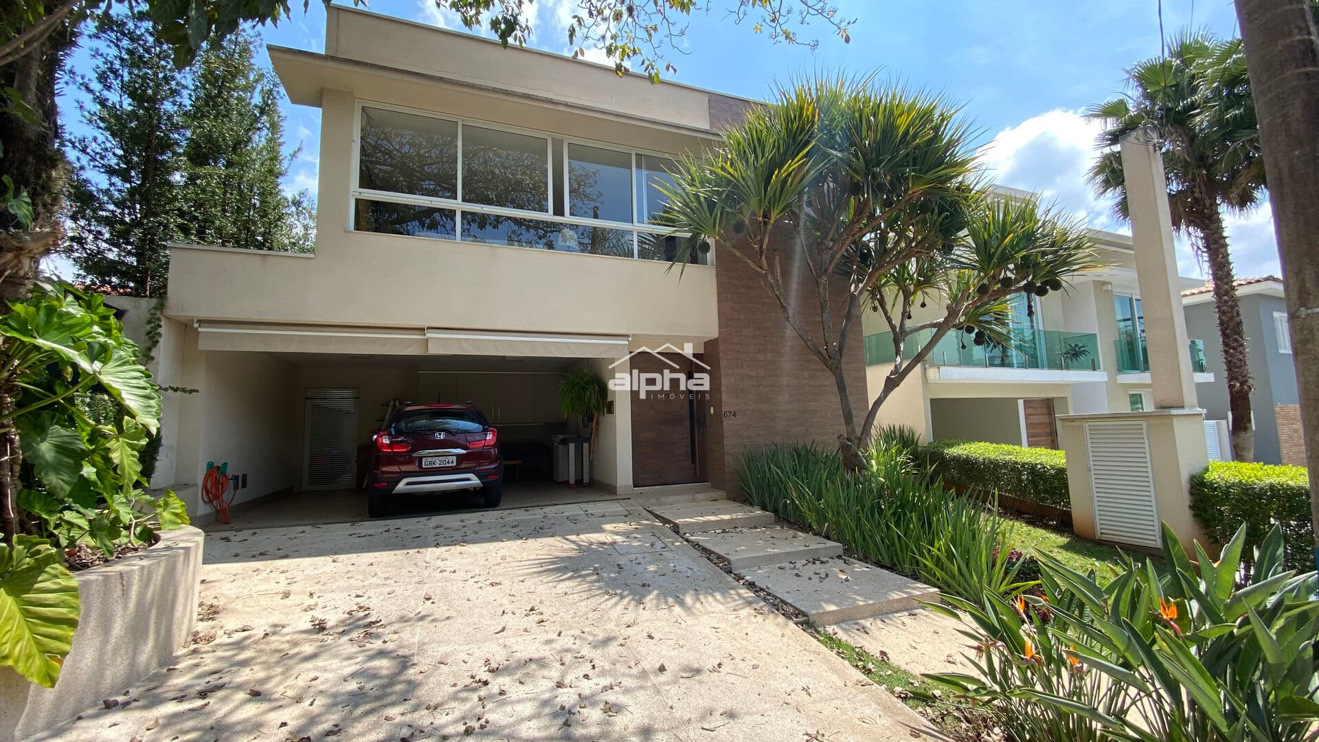 Linda casa, muito próxima ao centro de Alphaville!