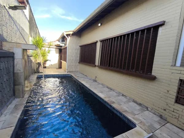 Casa em lote inteiro com piscina à 100 metros do mar à venda em Itanhaém/SP.