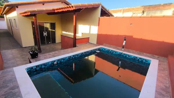 Casa em bairro residencial com piscina à venda em Itanhaém/SP.