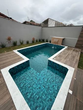 Casa em lote inteiro com piscina 6 x3 à 820 metros do mar à venda em Itanhaém/SP.