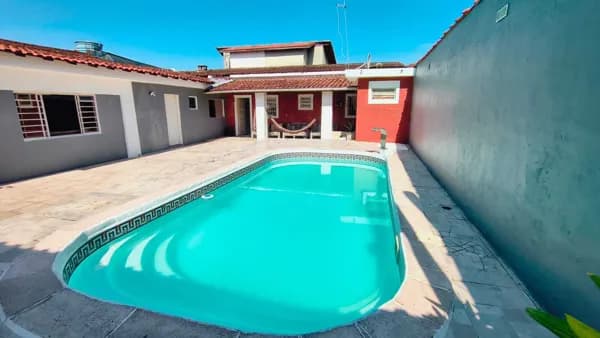 Casa em lote inteiro à 200 metros do mar à poucos minutos do centro da cidade à venda em Itanhaém/SP.