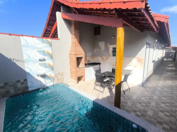 Casa com piscina em bairro residencial com comércio próximo e a 3 minutos do centro da cidade á venda em Mongaguá/SP.