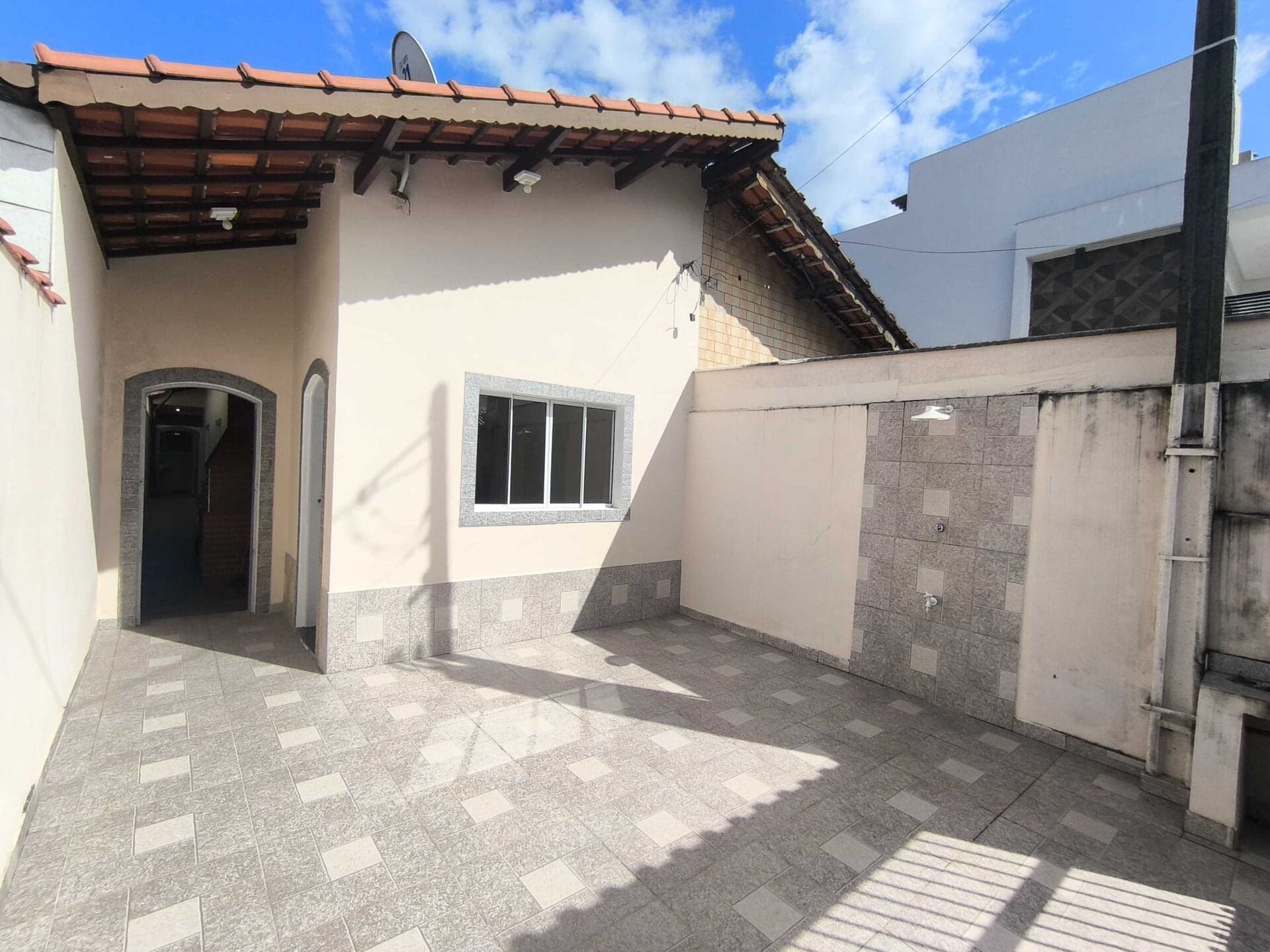 Casa em bairro residencial com comércio próximo e a 3 minutos do centro da cidade á venda em Mongaguá/SP.