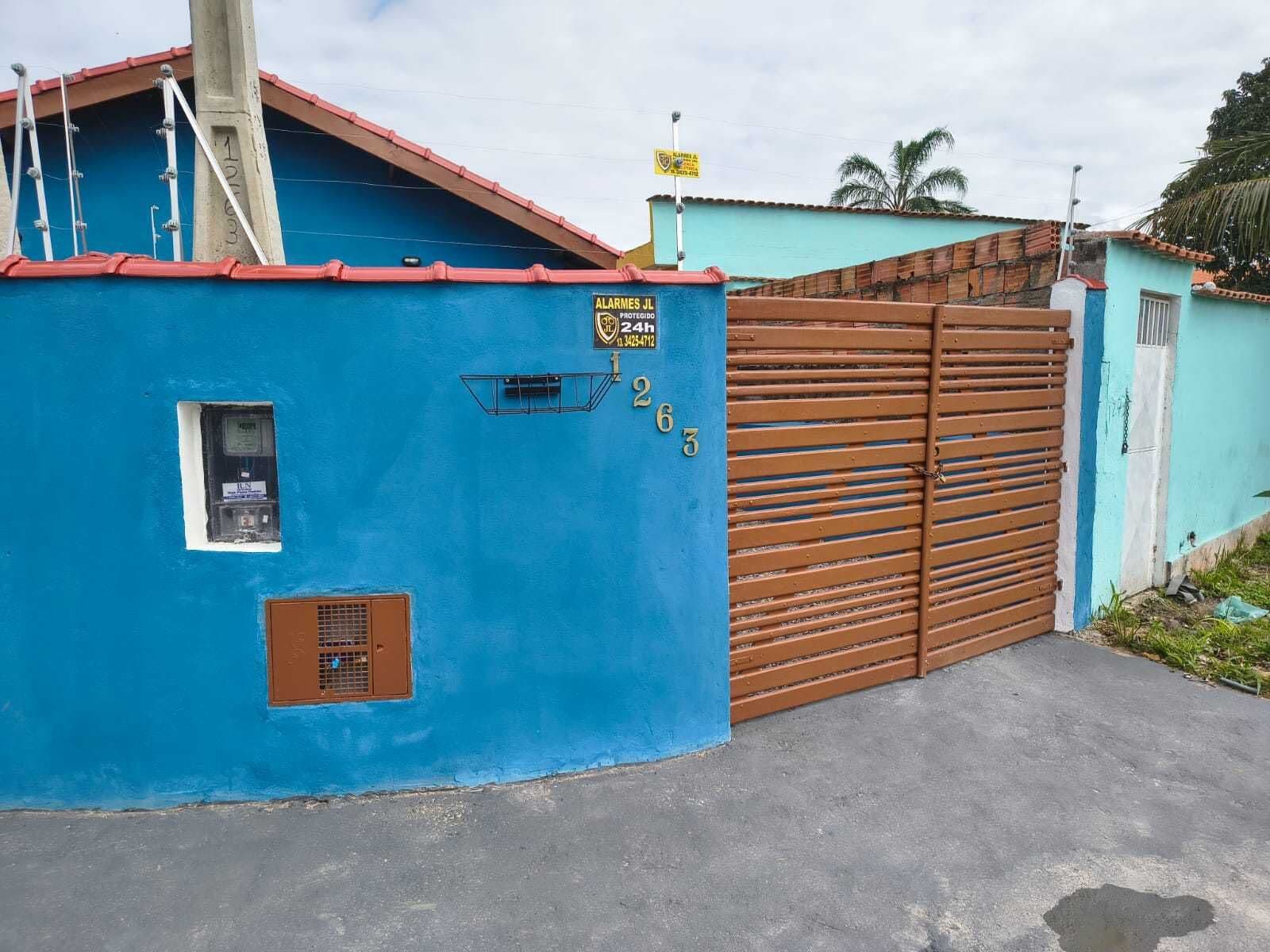 Casa à 1200 metros da praia com piscina, à venda em Itanhaém/SP.