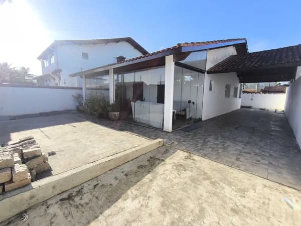 Casa em lote inteiro com espaço para construir piscina á 60 metros do mar á venda em Itanhaém/SP.