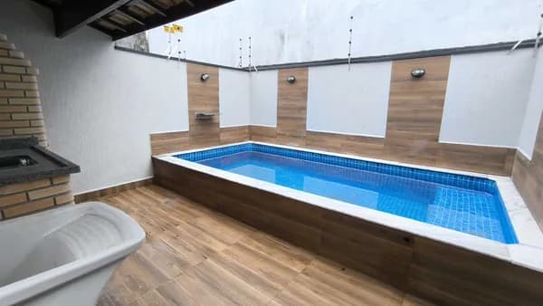 Casa c/ 02 dormitórios, piscina à 460 metros do mar à venda em Itanhaém/SP.