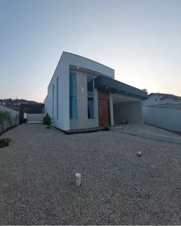 Casa a venda com três dormitórios em Itajai.
