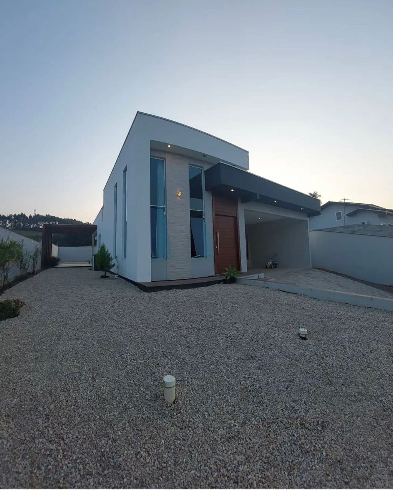 Casa a venda com três dormitórios em Itajai.