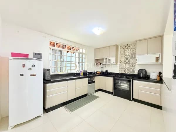 Sobrado 3 Quartos (Suíte c/ Banheira de Hidro) + Área Gourmet c/ Churrasqueira | Quadra 01, Sobradinho/DF