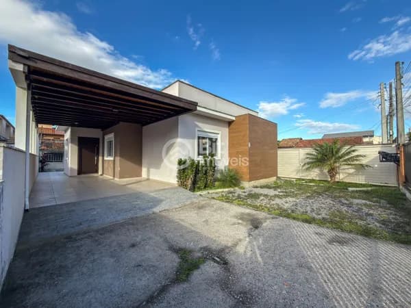 CASA COM 3 DORMITÓRIOS SENDO 1 SUÍTI COM CLOSET