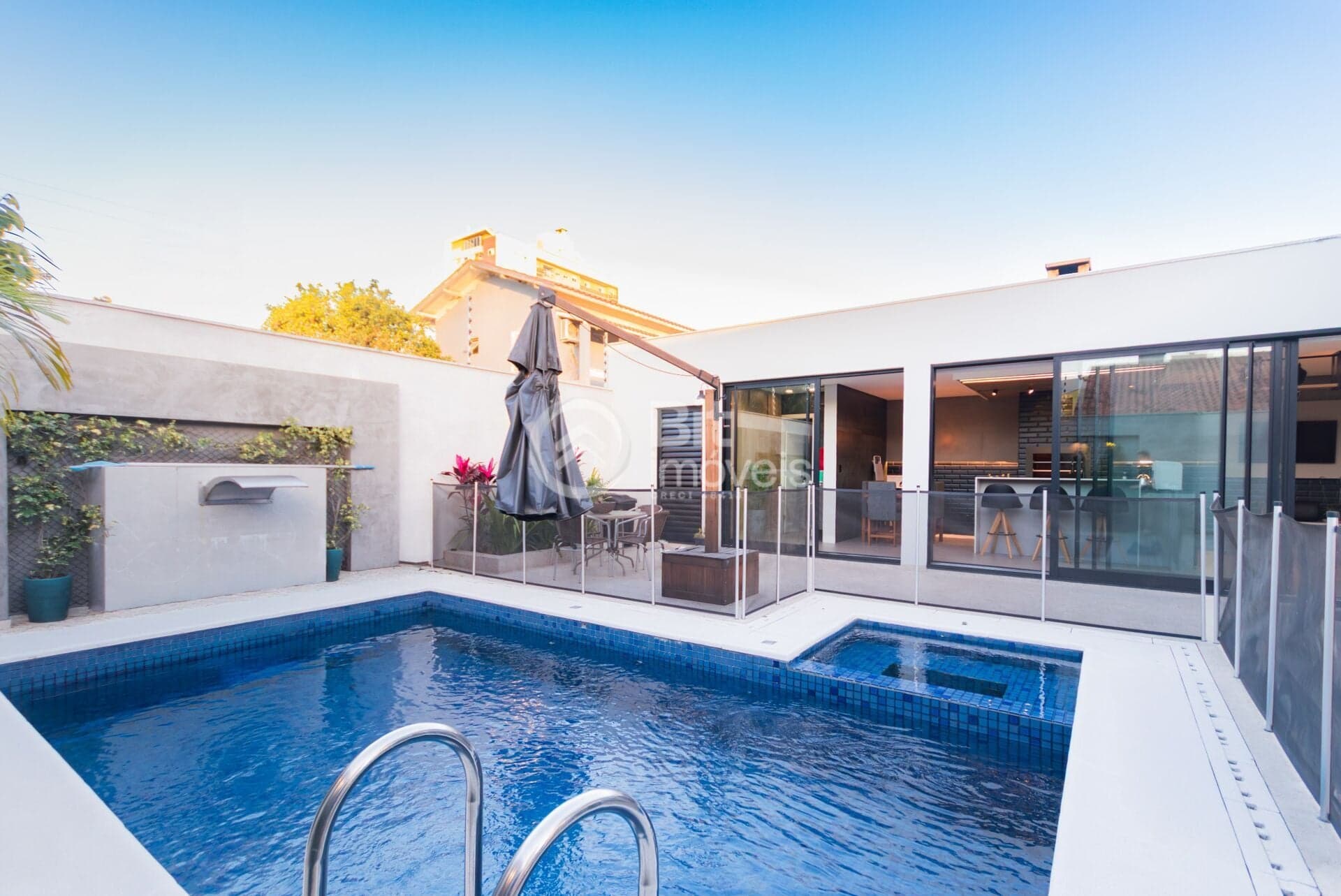 CASA ALTO PADRÃO COM PISCINA - CENTRO