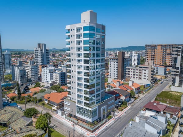 APARTAMENTO COM TRÊS SUÍTES