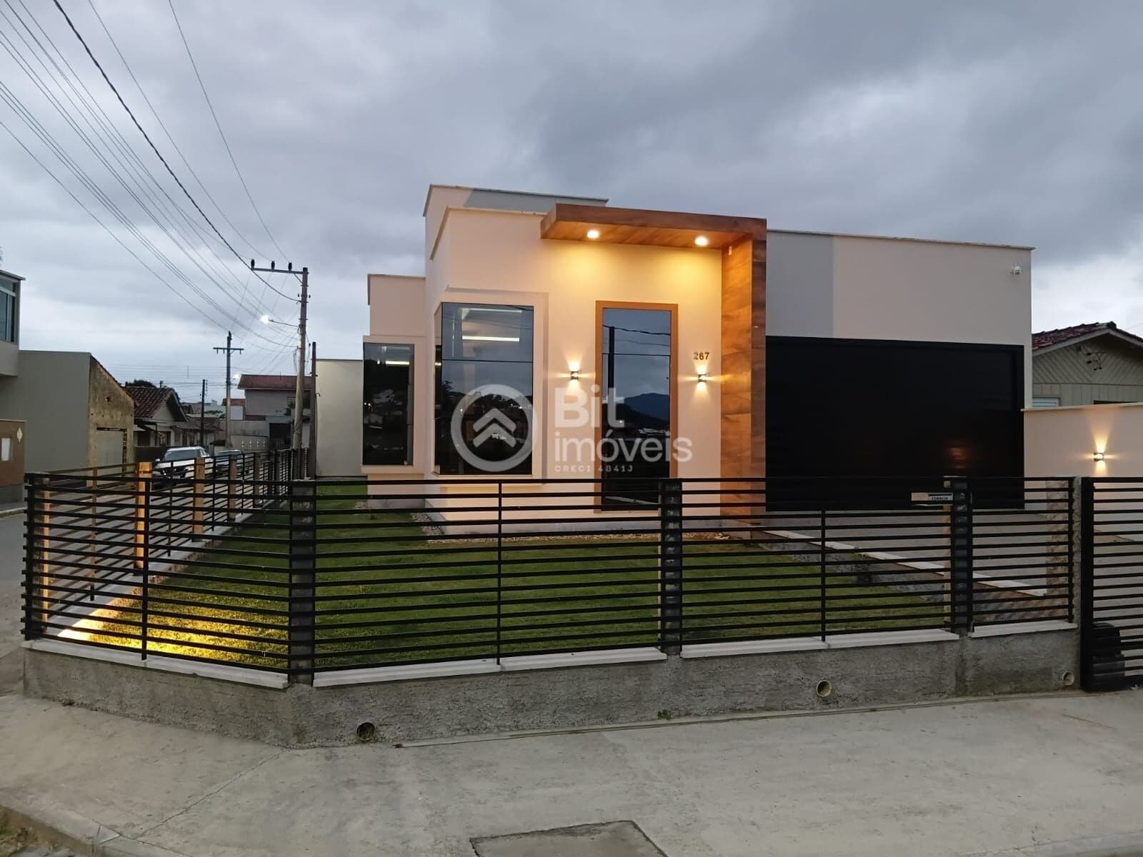 CASA COM ESCRITÓRIO NO BAIRRO SÃO MARTINHO