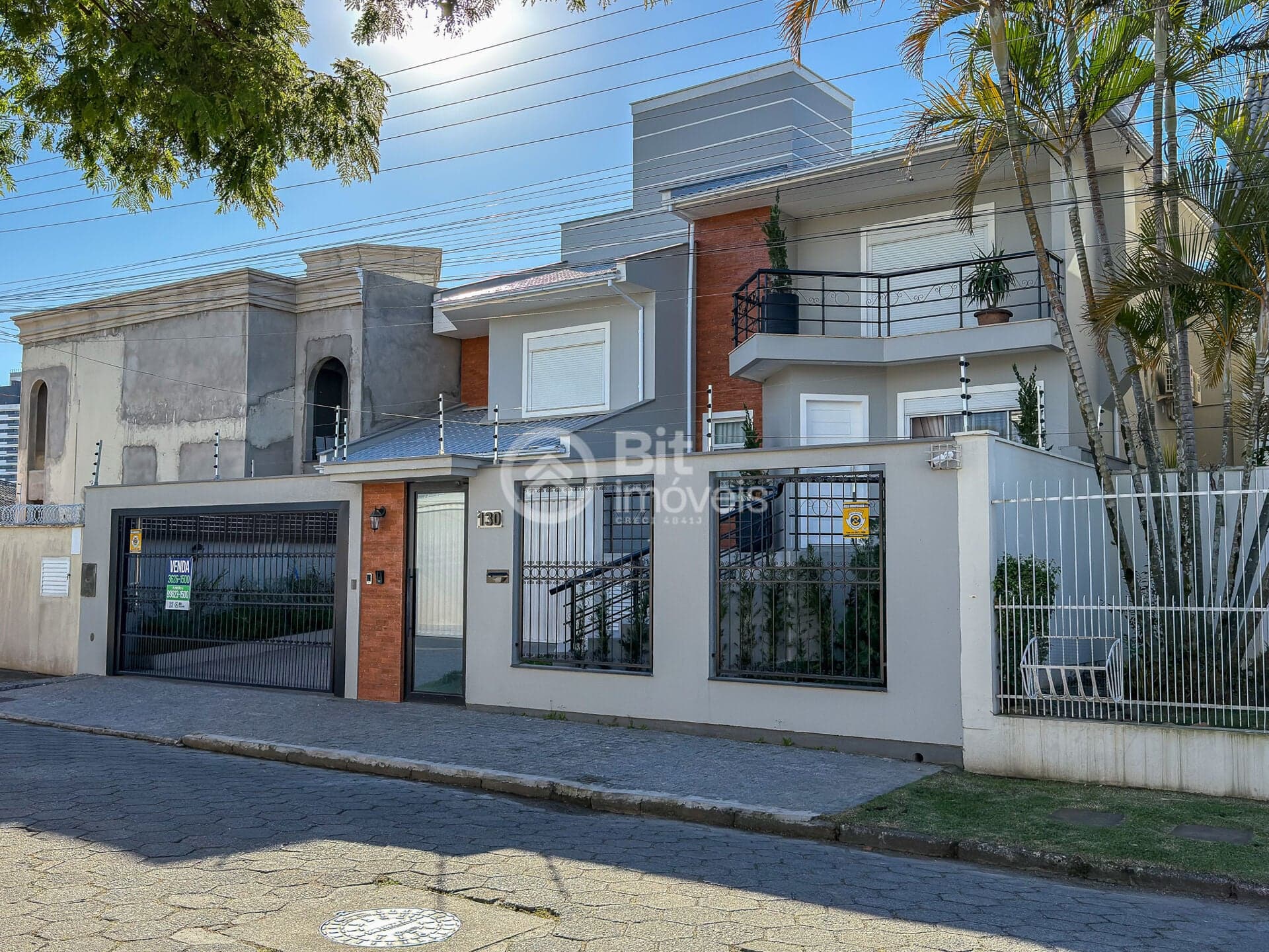 CASA COM TRÊS SUÍTES NO BAIRRO RECIFE