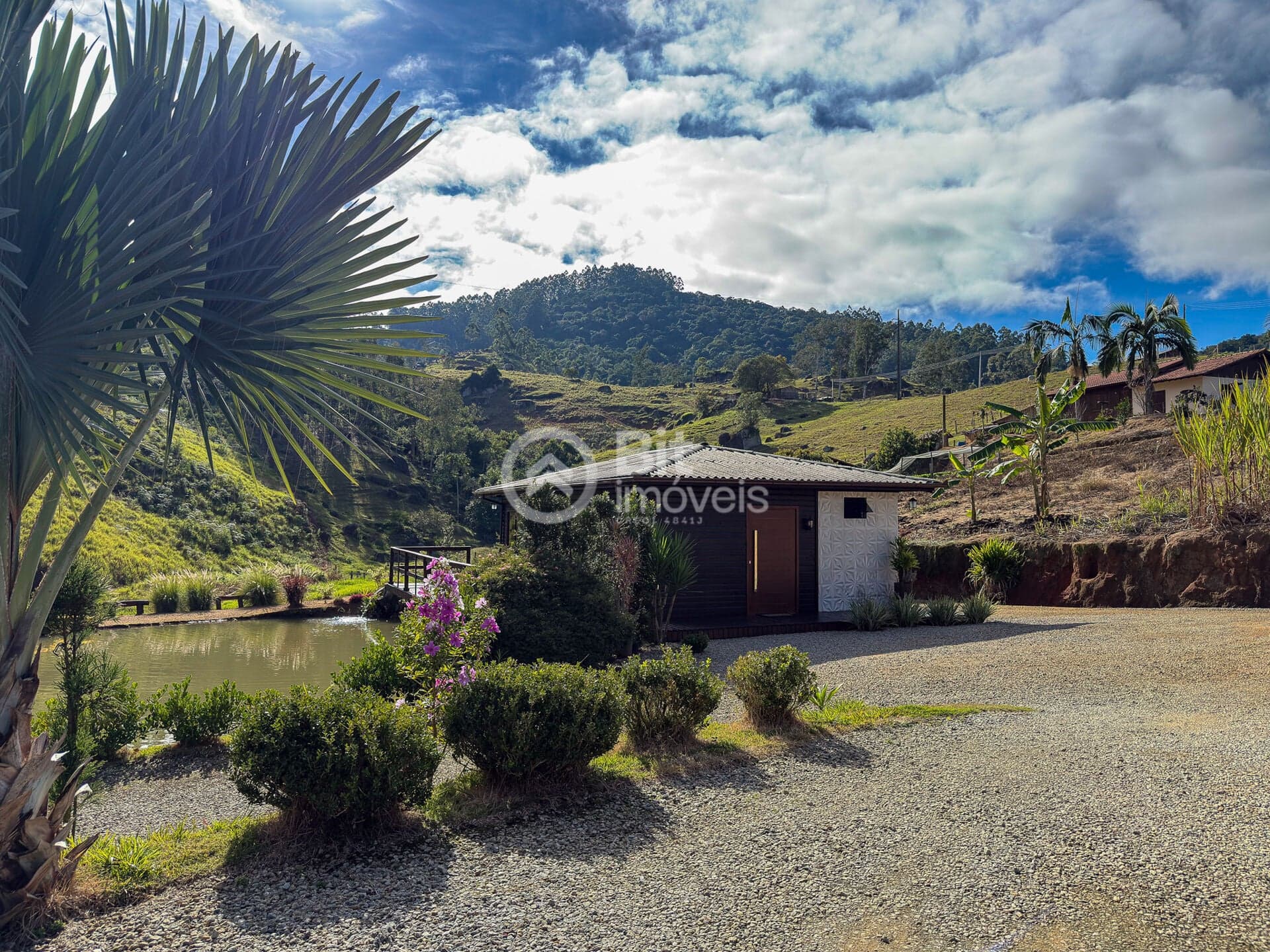 SITÍO - Com Casa e Galpão