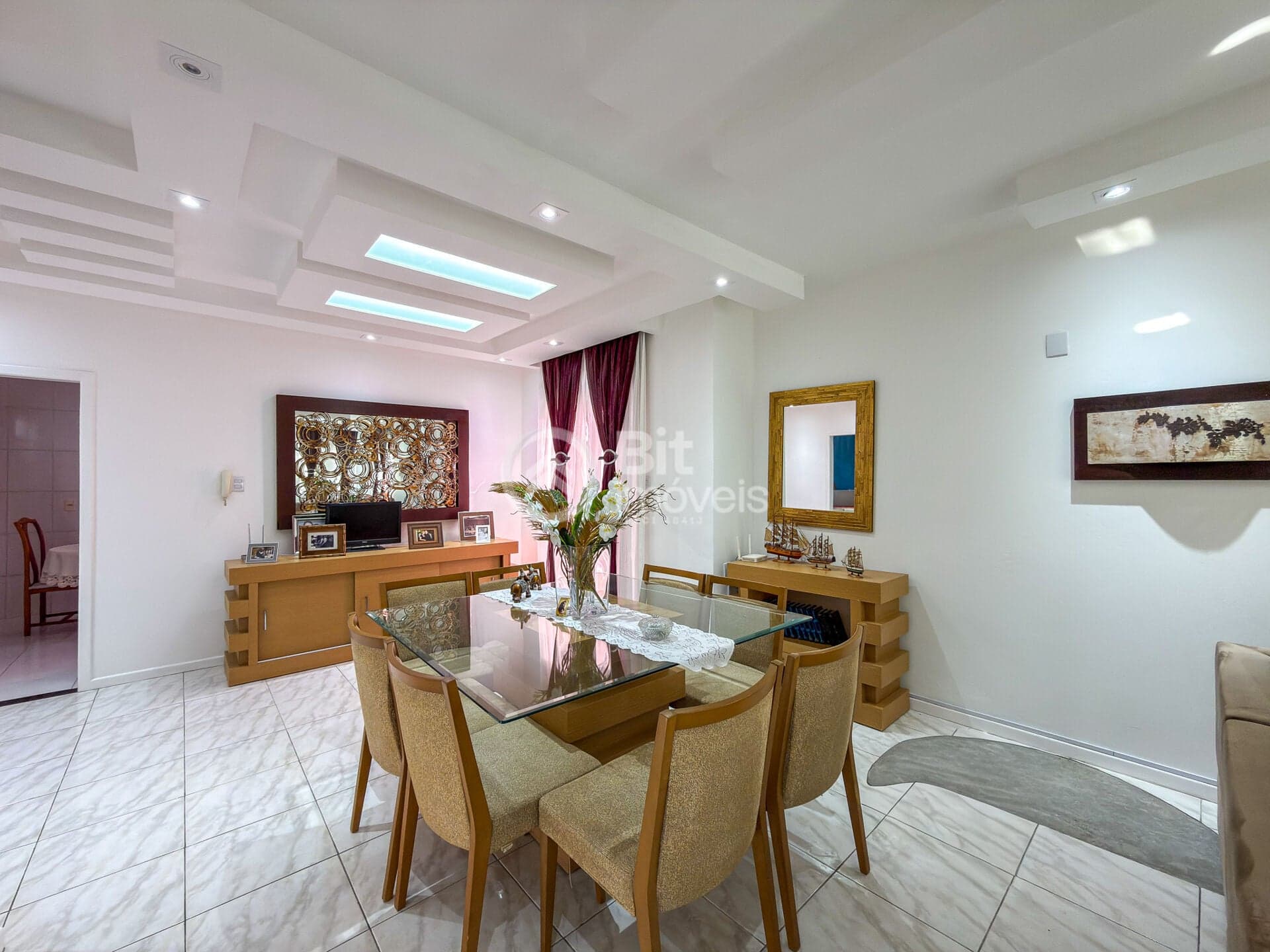 CASA COM TRÊS DORMITÓRIOS NO CENTRO