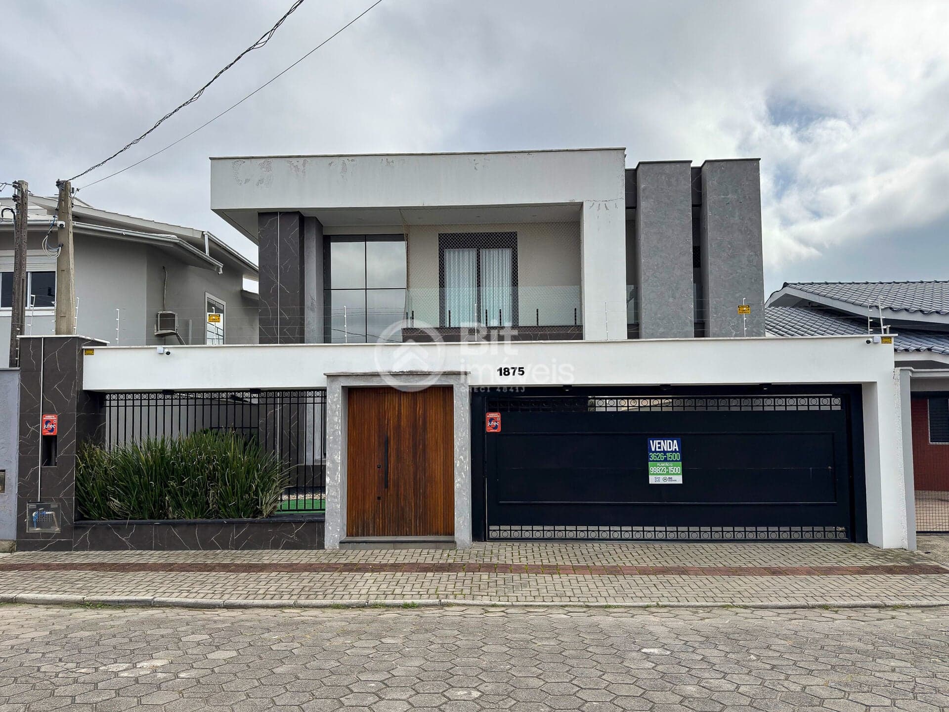 CASA ALTO PADRÃO COM PISCINA