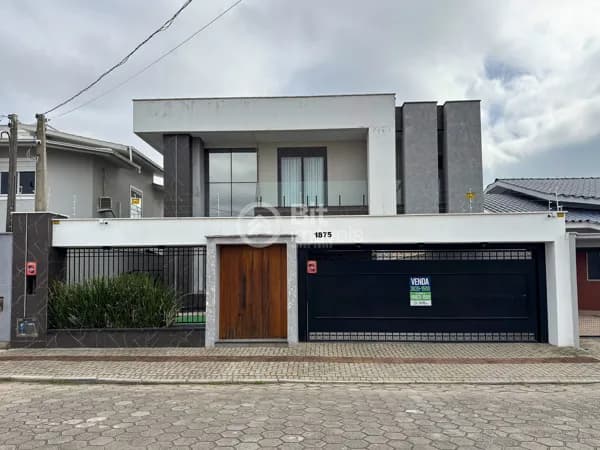 CASA ALTO PADRÃO COM PISCINA