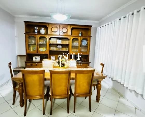 Casa Térrea à Venda – 2 Dormitórios, Suíte e 3 Vagas Cobertas